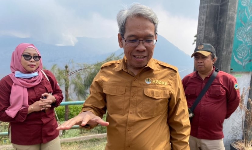 Direktur Jenderal Konservasi Sumber Daya Alam dan Ekosistem (Dirjen KSDAE) Kementerian Lingkungan Hidup dan Kehutanan (KLHK), Satyawan Pudyatmoko saat melihat sisa-sisa kebakaran di TNBTS (Foto: Lalu Theo/Ngopibareng.id)