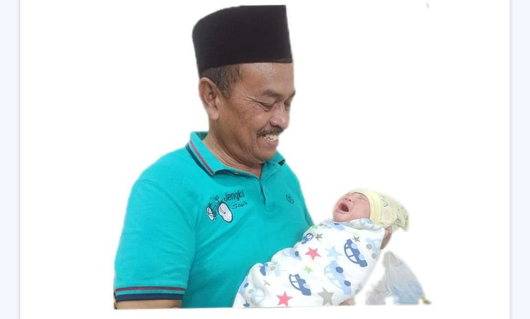 Kuasa hukum korban, Joko Wahyudi saat menggendong bayi korban (Foto: Isimewa)