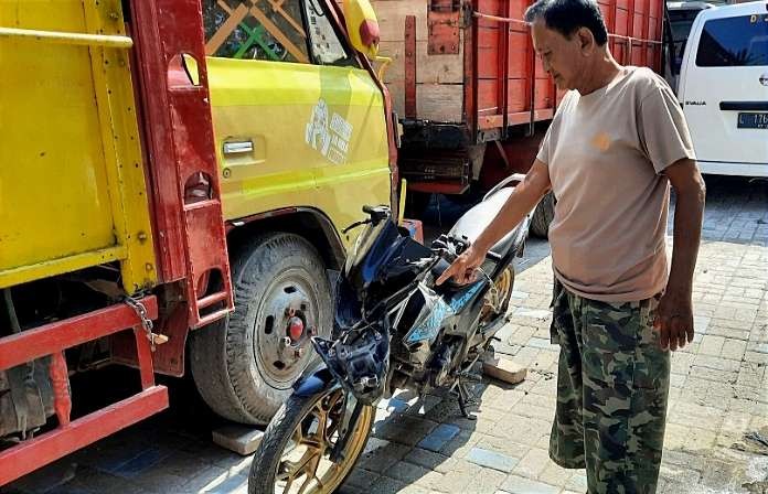 Sepeda motor milik dua pemotor meninggal dunia dan truk diamankan di Polsek Panji Situbondo. (Foto: Satlantas Polres Situbondo)