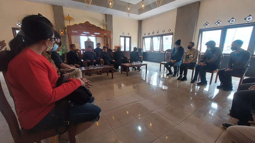 Lima saksi kasus kebakaran hutan dan lahan (karhutla) di kawasan Gunung Bromo saat menemui tokoh-tokoh suku Tengger di Balai Desa Ngadisari. (Foto: Ikhsan Mahmudi/Ngopibareng.id)