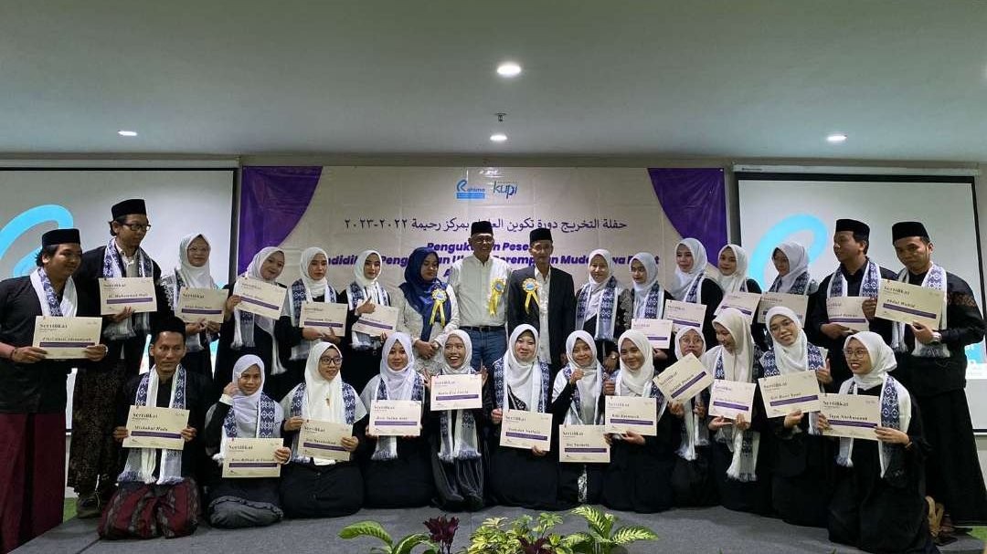 KH Husein Muhammad bersama para wisuda ulama perempuan, di hotel Grand Tjokro Primere. Bandung. Tampak pula KH Helmy Ali Yafie dan Direktur Perhimpunan Rahima : Pera Soperianti. (Foto: aku fb hm)