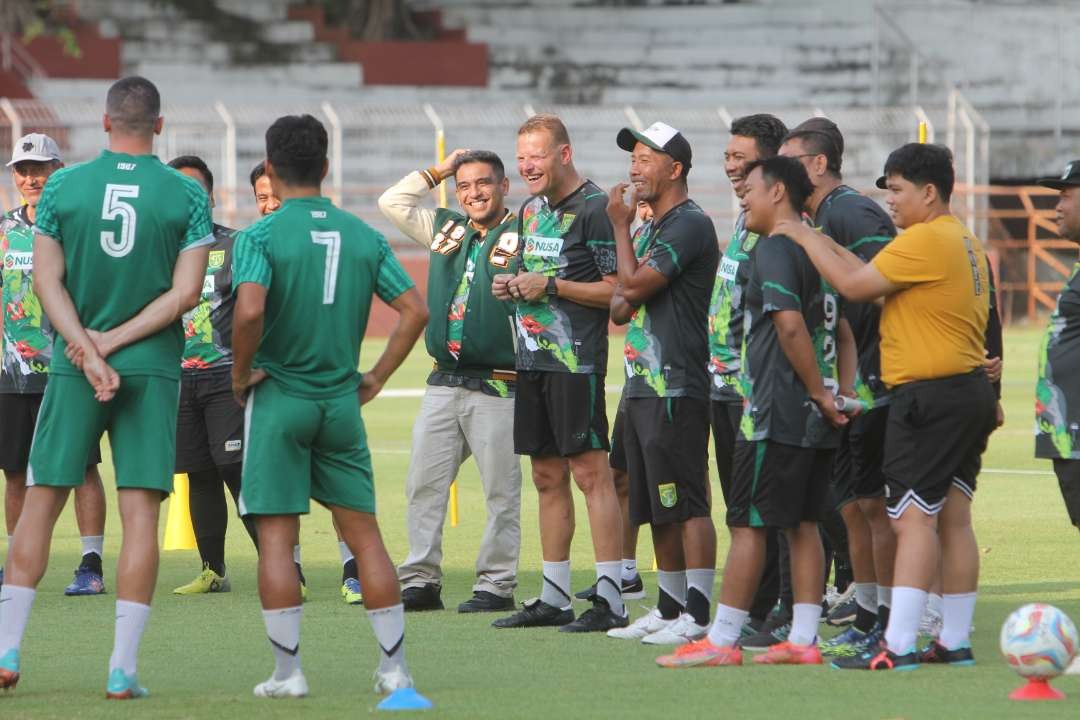 Pelatih Baru Persebaya, Josep Gombau (tengah) saat memimpin latihan Persebaya. (Foto: Istimewa)