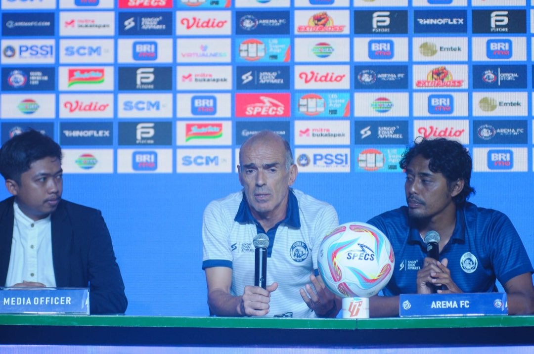 Pelatih Arema FC, Fernando Valente saat sesi jumpa pers jelang laga melawan Persita Tangerang (Foto: Media Officer Arema FC)