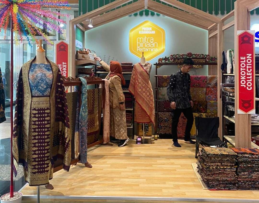 Salah satu UMKM lain yang terlibat pada KRIYA adalah Jokotolle Collection produsen batik tulis Madura dan batik Gentongan. UMKM ini telah merambah pasar Jepang, Amerika, Malaysia, dan Singapura. (Foto: dok. pertamina)