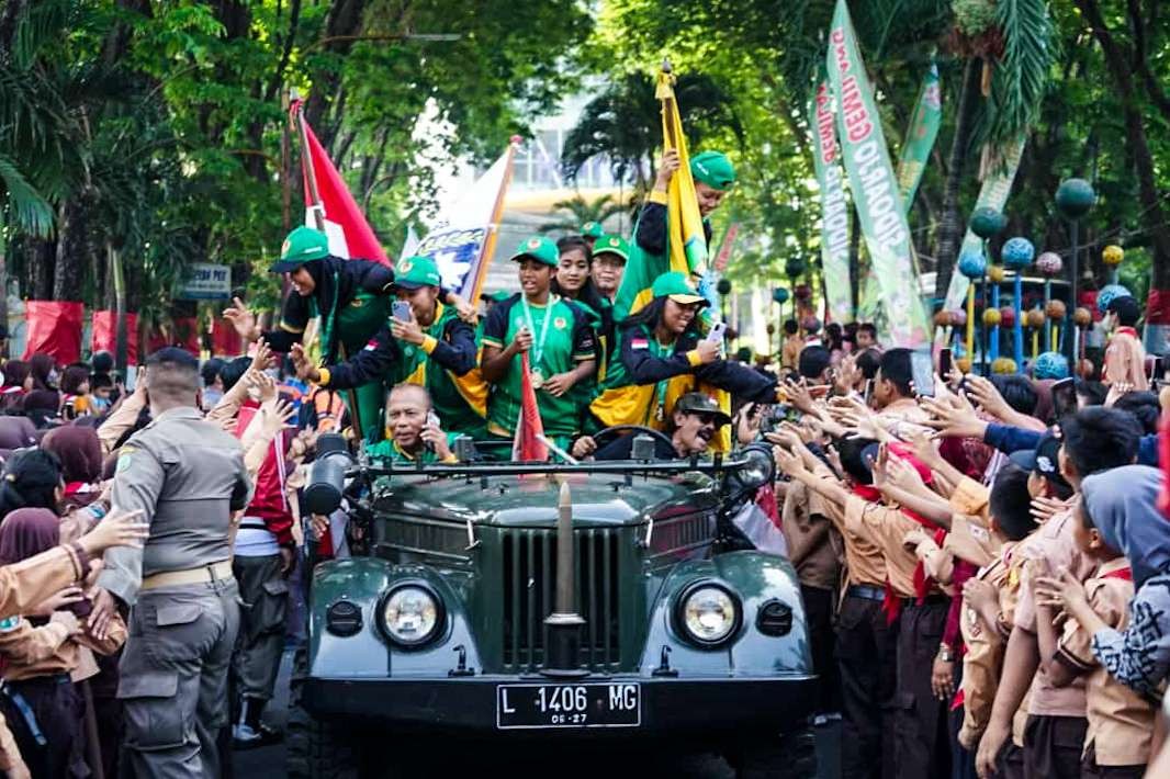 Tim sepak bola putri saat dikirab oleh Bupati Sidoarjo Gus Muhdlor (Foto :Aini/Ngopibareng.id)