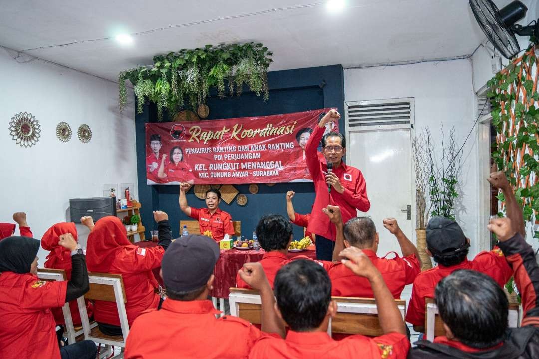 Ketua DPC PDI Perjuangan Kota Surabaya, Adi Sutarwijono, bertemu kader banteng di Kelurahan Rungkut Menanggal, Kecamatan Gununganyar. Kader banteng semakin massif mengenalkan bakal capres Ganjar Pranowo kepada masyarakat. (Foto: Dokumentasi PDIP Surabaya)