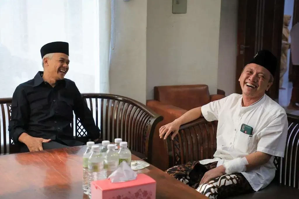 Ganjar Pranowo saat silaturahmi ke kediaman KHR Chaidar Muhaimin Afandi atau akrab disapa Gus Endar, di Pondok Pesantren (Ponpes) Al-Munawwir, Krapyak, Yogyakarta, Rabu 23 Agustus 2023. (Foto: istimewa)