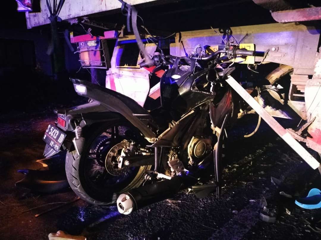 Kondisi motor Yamaha Vixion ringsek usai tabrak truk parkir (Foto: dok. Polres Tuban)