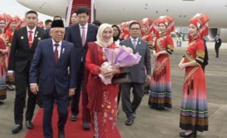 Wapres RI dan istri serta rombongan terbatas tiba di Guangxi disambut tarian tradisional Zhuang. (Foto: Setwapres)