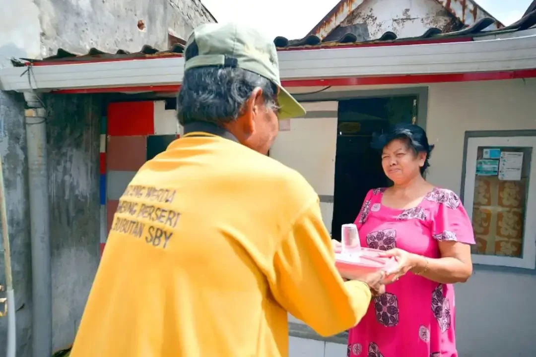 Pemerintah Kota Surabaya, Japan Initiative dan Yayasan Tifa melakukan evaluasi terhadap program bantuan sosial berupa makanan untuk para lanjut usia (lansia). (Foto: Dok Kominfo Surabaya)