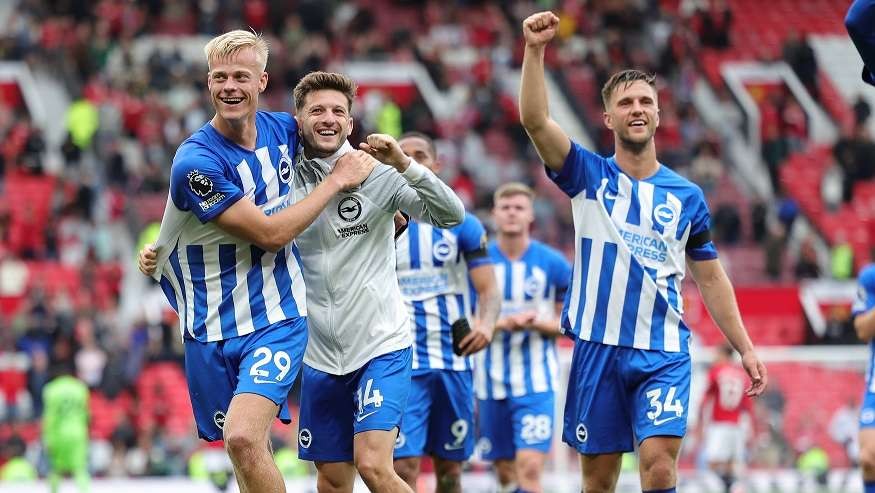 Para pemain Brighton merayakan kemenangan mereka atas Manchester United di Old Trafford, Sabtu, 15 September 2023. (Foto: Twitter/@OfficialBHAFC)