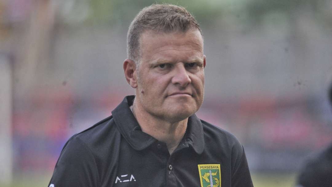 Pelatih Persebaya, Josep Gombau, saat mendampingi tim melawan Madura United. (Foto: Istimewa)