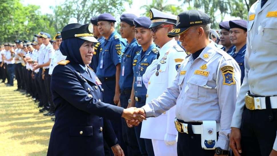 Gubernur Jatim, Khofifah Indar Parawansa saat menyapa petugas usai upacara peringatan Harhubnas 2023 di Lapangan Pokeskas Tanjung Perak, Surabaya, Minggu 17 September 2023. (Foto: Istimewa)