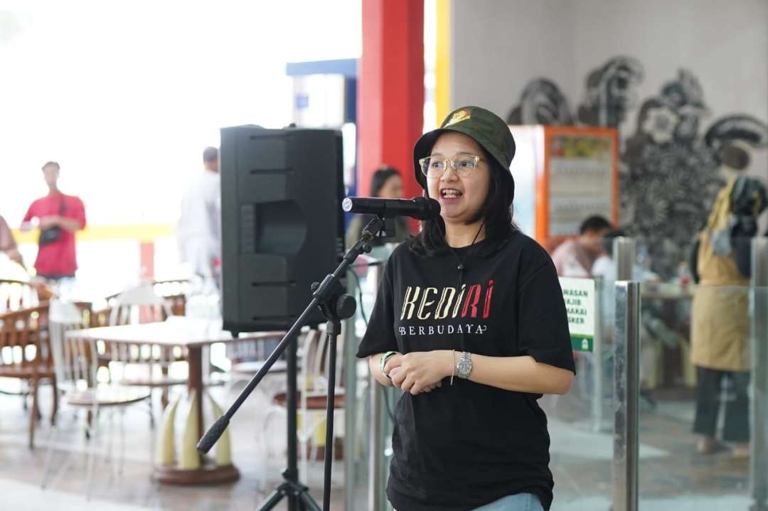 Ketua TP PKK Kabupaten Kediri Eriani Annisa Hanindhito mengajak ratusan anak yatim piatu berlibur ke Taman Safari Prigen, Pasuruan.(Foto: Istimewa)