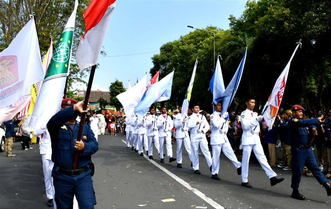 Komisi Pemilihan Umum (KPU) Bondowoso kirab 18 bendera partai politik peserta Pemilu 2024, Minggu hingga Sabtu, 17-23 September 2023. (Foto: Guido Saphan/Ngopibareng.id)