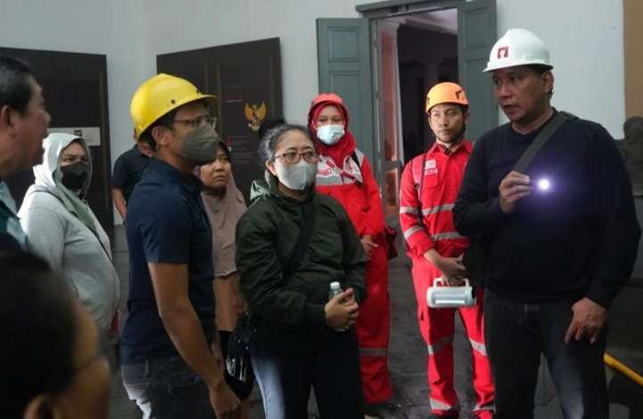 Mendikbudristek Nadiem Makarim meninjau lokasi kebakaran di Museum Nasional bersama Dirjen Kebudayaan Hilmar Farid (Foto: BKLM)