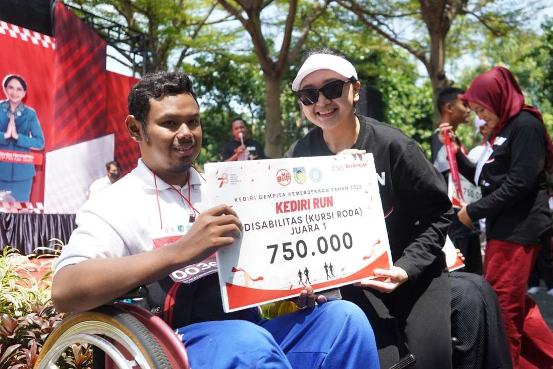 Pemkab Kediri menggelar Kediri Run dengan melibatkan puluhan peserta penyandang disabilitas. (Foto: Istimewa)