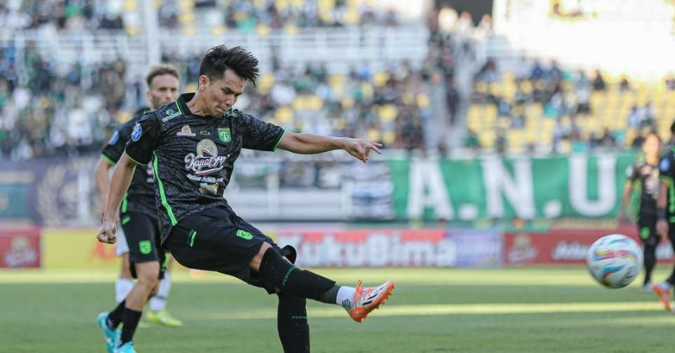 Penyerang Persebaya Wildan Ramdhani tak berdaya di markas Madura United. (Foto: Persebaya.id)