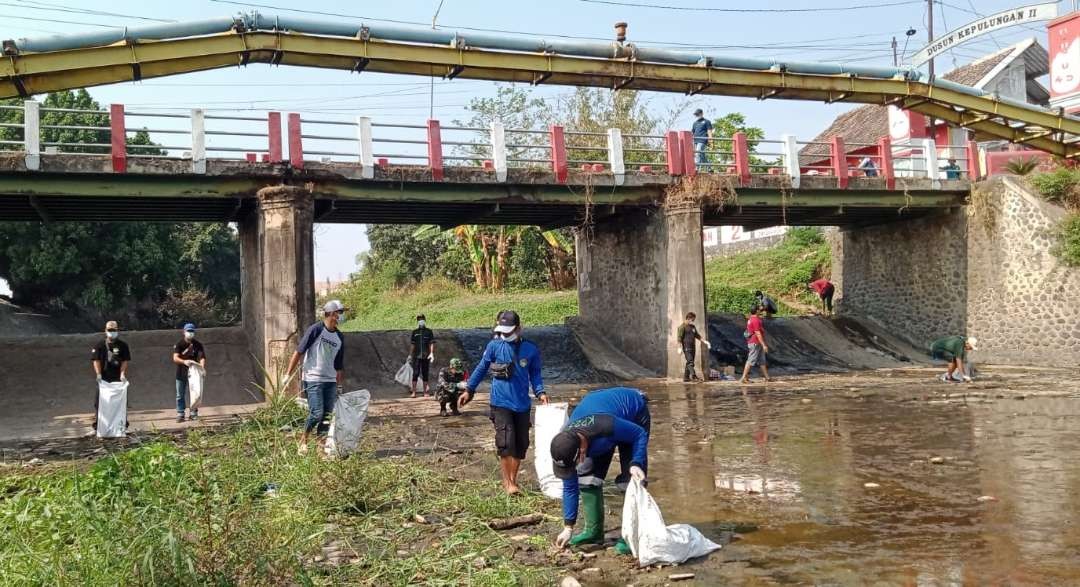 Coca-Cola Europacific Partners Indonesia menggelar gerakan bersih-bersih sampah secara serentak di 10 kota di Indonesia. Salah satunya di Kali Kambeng, Pasuruan. (Foto: Ist)