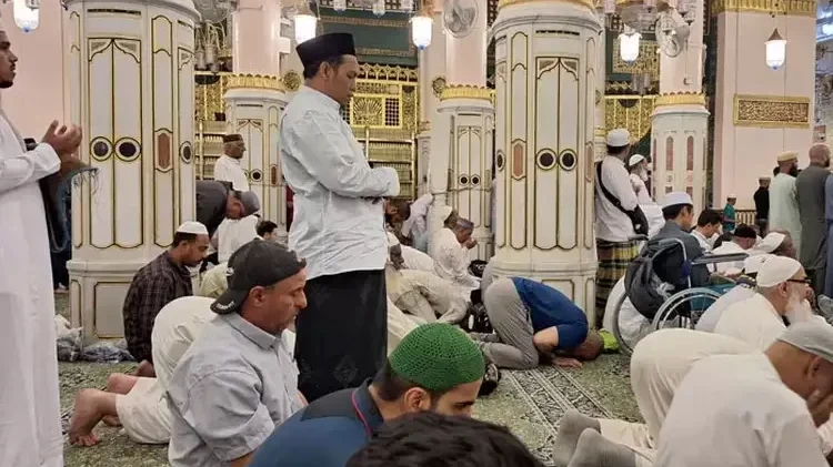 Salat di Masjid Nabawi, Madinah. (Foto: dok/ngopibareng.id)