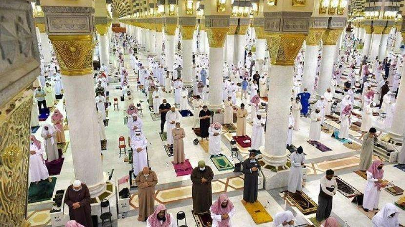 Salat di Masjid Nabawi Madinah dalam kondisi normal. (Foto: dok/ngopibareng.id)