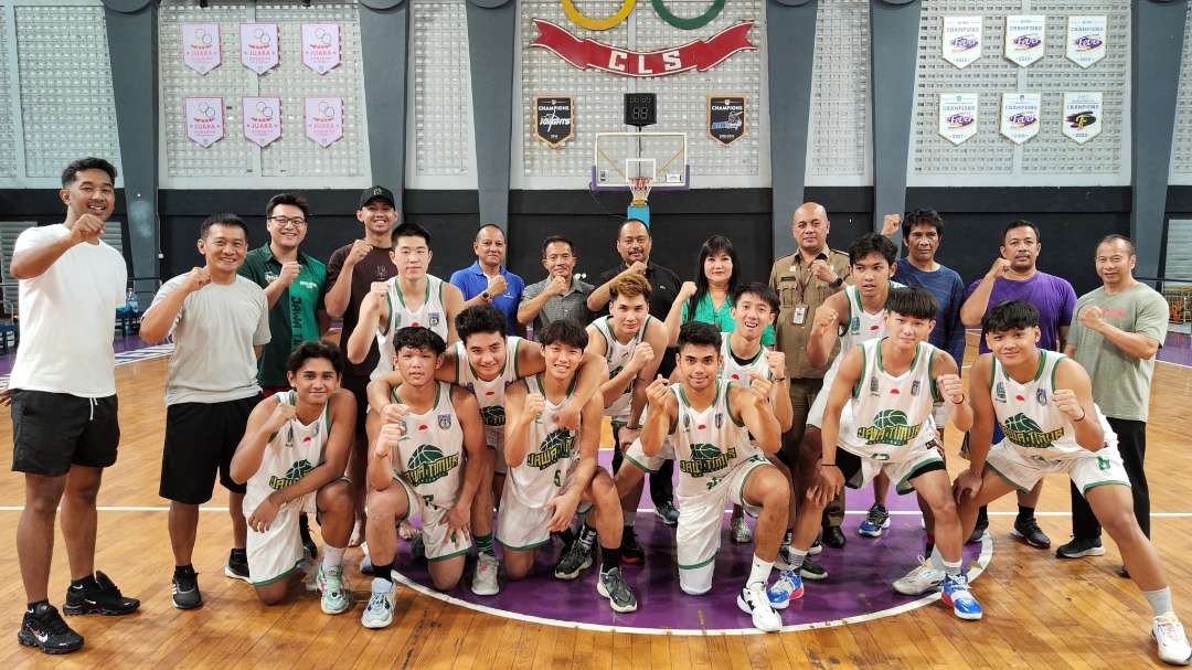 Ketua KONI Jatim M Nabil (tengah) bermasa Tim Basket Putra Jatim usai uji coba di GOR Kertajaya, Surabaya, Senin 18 September 2023. (Foto: Fariz Yarbo/Ngopibareng.id)