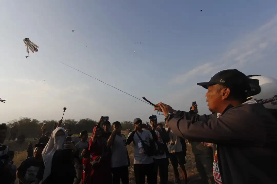 Bupati Ponorogo Sugiri Sancoko. menyempatkan datang sekaligus menerbangkan layang-layang berbentuk naga berekor panjang di Sirkuit Ban Bunder, di Kelurahan Kadipaten Kecamatan Babadan Kabupaten Ponorogo, Minggu 17 September 2023. (Foto: Erwin Suganda/Kominfo Ponorogo)