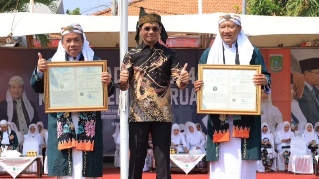 Plt Kakanwil Kemenkumham Jatim, Saefur Rochim menyerahkan dua Sertifikat Indikasi Geografis (IG) kepada Bupati Pasuruan, Irsyad Yusuf, Senin 19 September 2023. (Foto: Humas Kemenkumham Jatim)