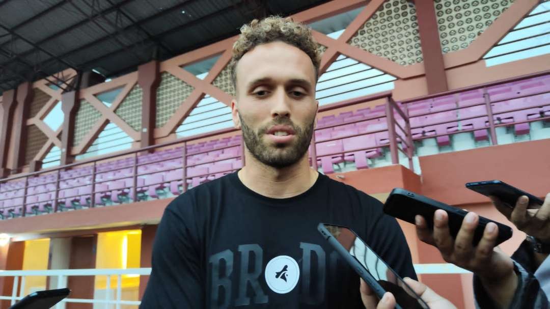 Pemain Persebaya, Ze Valente, usai latihan di Lapangan Thor, Surabaya, Senin 18 September 2023. (Foto: Fariz Yarbo/Ngopibareng.id)