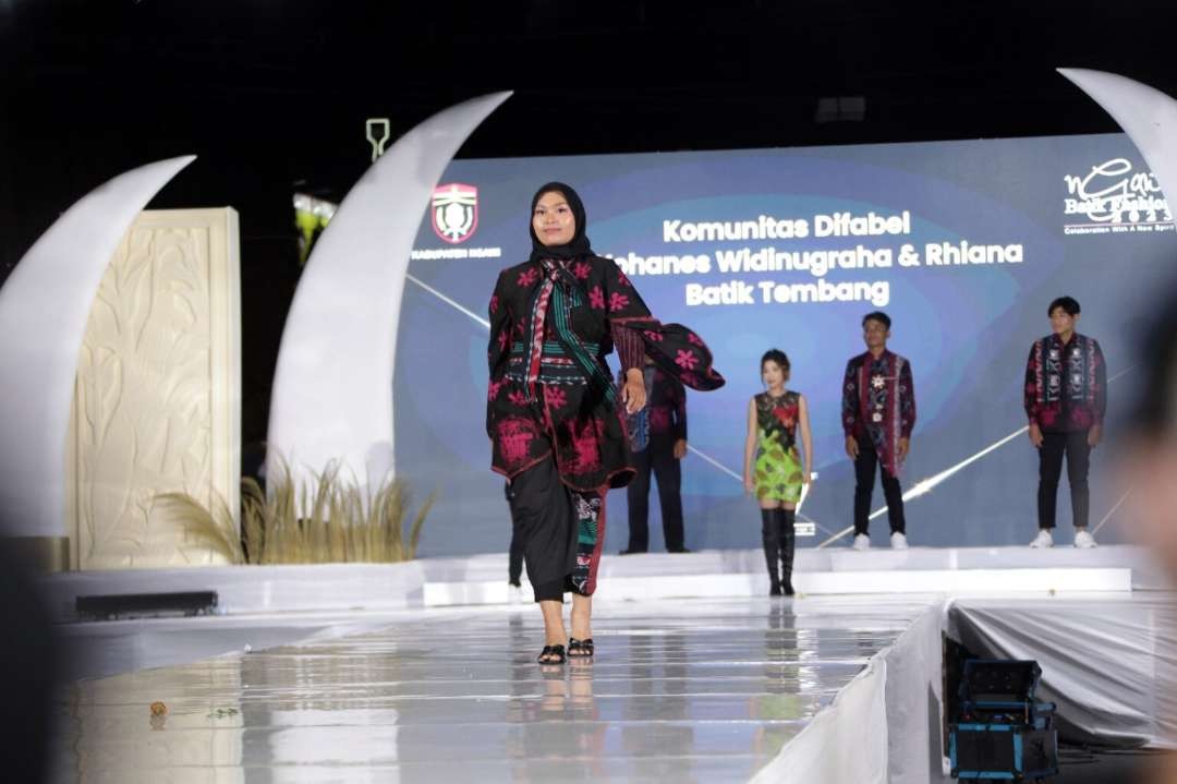 Para peragawati nampak berlenggak-lenggok di atas catwalk memamerkan batik produksi Ngawi, di sekitar Tugu Kertonyono Kota Ngawi, Satu 16 September 2023. (Foto: dok. ngawikab)