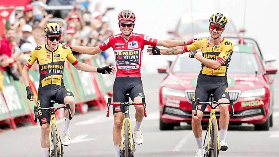 Sepp Kuss (tengah) bersama rekan satu tim nya di Jumbo Visma Primoz Roglic dan Jonas Vingegaard sesaat setelah finis di Vuelta etape 20. (Foto: Istimewa)