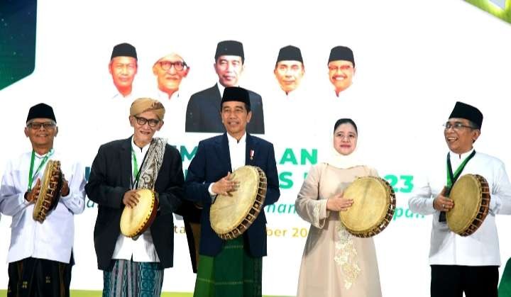 Presiden Joko Widodo didampangi jajaran PBNU secara resmi membuka Munas Ulama dan Kombes NU 2023 dengan membunyikan  rebana  (Foto: Setpres)