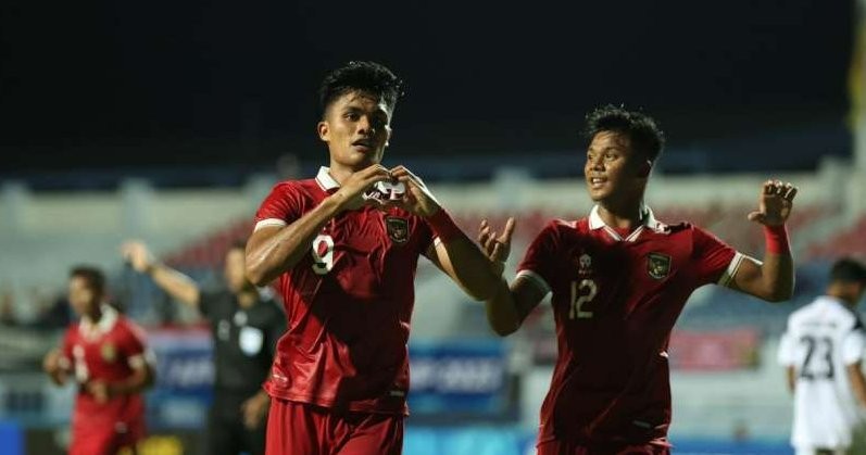 Ramadhan Sananta (kiri) batal berangkat ke Asian Games 2022 karena tak diizinkan oleh Persis Solo. (Foto: PSSI)