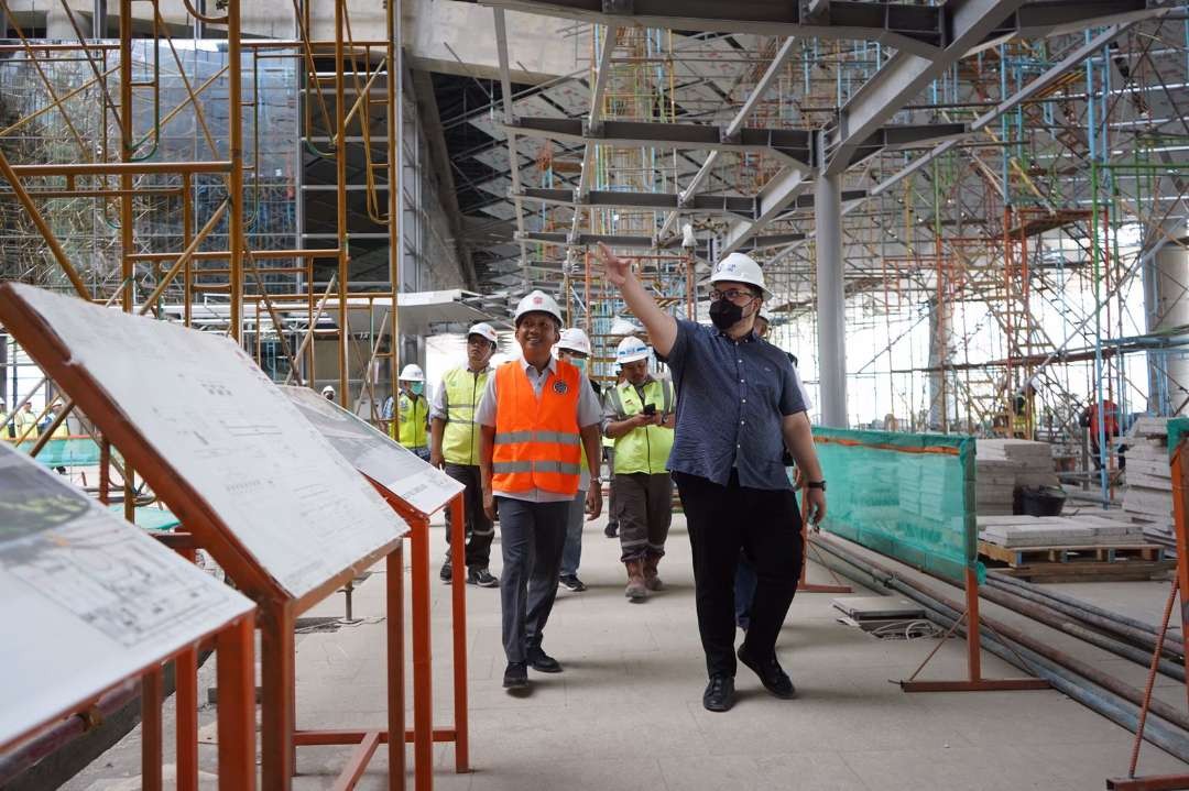 Bupati Hanindhito Himawan Pramana saat memantau progres pembangunan Bandara Dhoho di Kabupaten Kediri. (Foto: Istimewa)