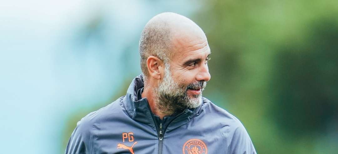 Pep Guardiola tertawa terbahak saat ditanya soal seberapa besar kekuatan Manchester United. (Foto: Twitter/@ManCity)