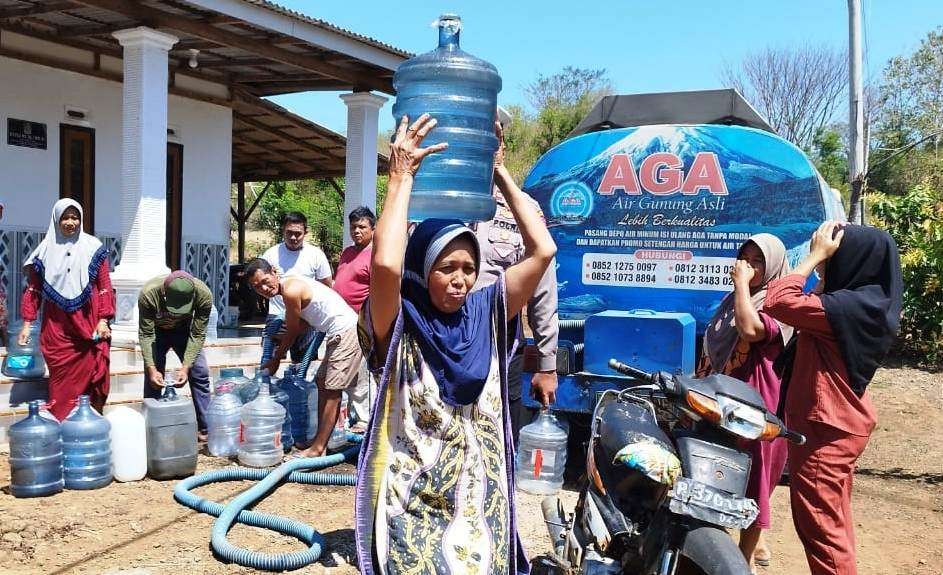 Warga menyerbu pembagian air bersih yang dilakukan Satlantas Polresta Banyuwangi beberapa waktu lalu. (Foto: Muh Hujaini/Ngopibareng.id)