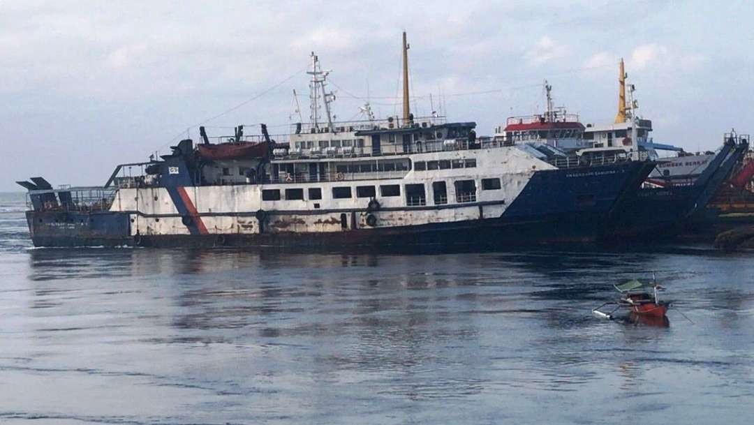 KMP Gerbang Samudra II saat ini bersandar di sekitar dermaga Banyuwangi Beach (foto: istimewa)