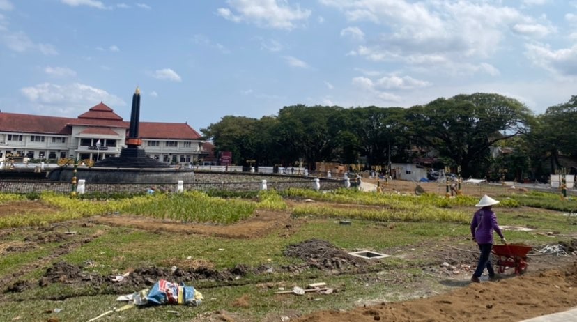 Proses renovasi Alun-Alun Tugu Merdeka, Kota Malang. (Foto: Lalu Theo/Ngopibareng.id)