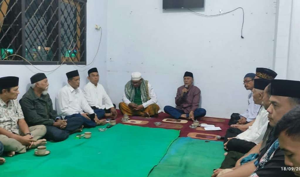 Pengurus KONI Bondowoso menggelar tahlil dan doa bersama 7 hari meninggalnya petinju amatir Farhati Mika pada Porprov Jatim VIII 2023. (Foto: Guido/Ngopibareng.id)