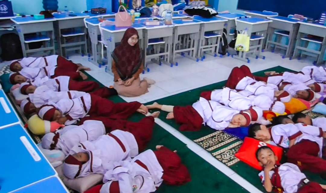 Siswa-siswi SD Muhammadiyah 4 Sidoarjo, bisa menikmati tidur siang. (Foto: Aini Arifin/Ngopibareng.id)