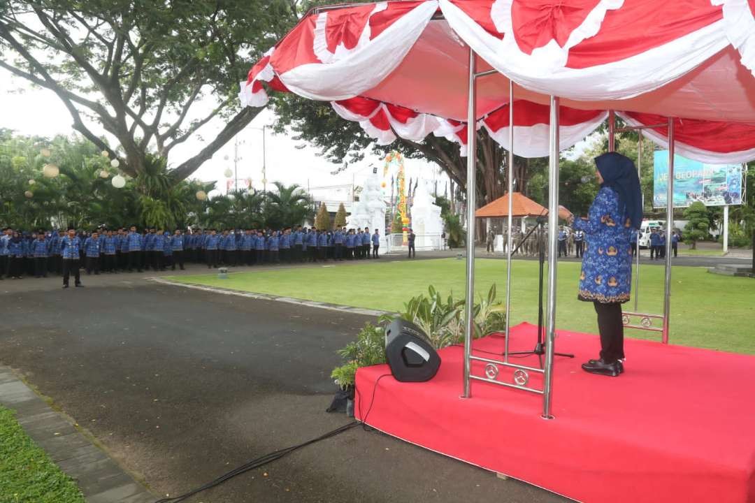 Bupati Banyuwangi, Ipuk Fiestiandani memimpin apel ASN Pemkab Banyuwangi. (Foto: Humas Pemkab Banyuwangi)