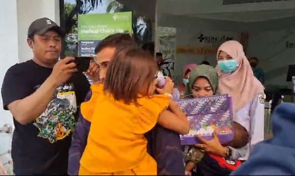 SAH, bocah 8 tahun yang dicolok matanya hingga buta digendong sang ayah saat lakukan MRI di RS PHC. (Foto: Istimewa)