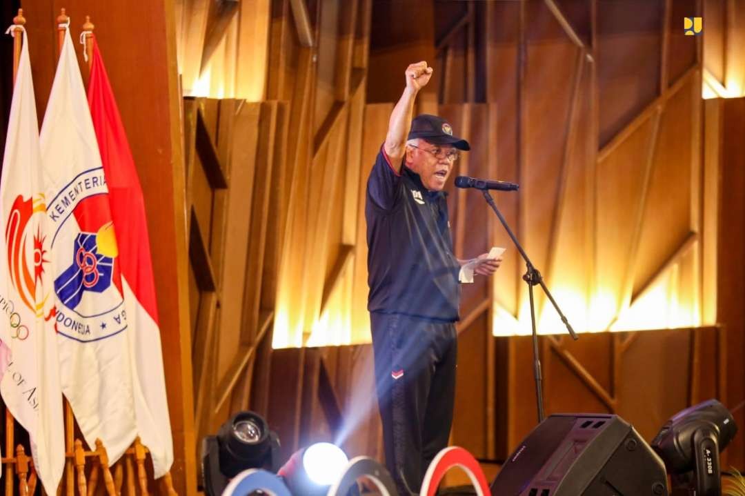 Menteri PUPR, Basuki Hadimuljono selaku Ketua Kontingen Asian Games (CdM), menyaksikan pengukuhan Timnas Indonesia untuk Asian Games ke-19 Hangzhou 2022 Tahun 2023. (Foto: Dokumentasi Kementerian PUPR)