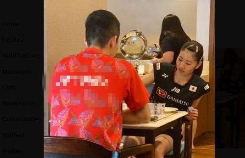 Kenta Nishimoto dan Chiharu Shida makan bareng di sela-sela Hong Kong Open 2023. (Foto: Twitter @heytofans)