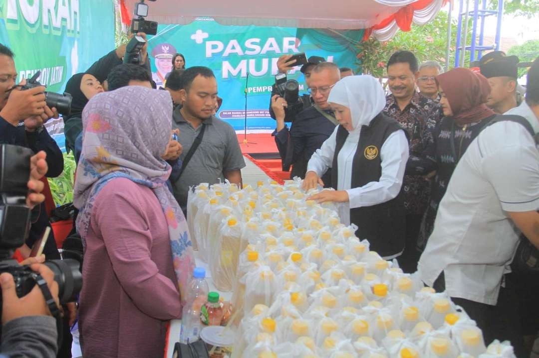 Gubernur Jawa Timur Khofifah Indar Parawansa menggelar pasar murah dan salurkan bantuan sosial (bansos) di Kantor Barkorwil Madiun Selasa 19 September 2023 sore.(Foto: dok. rri)