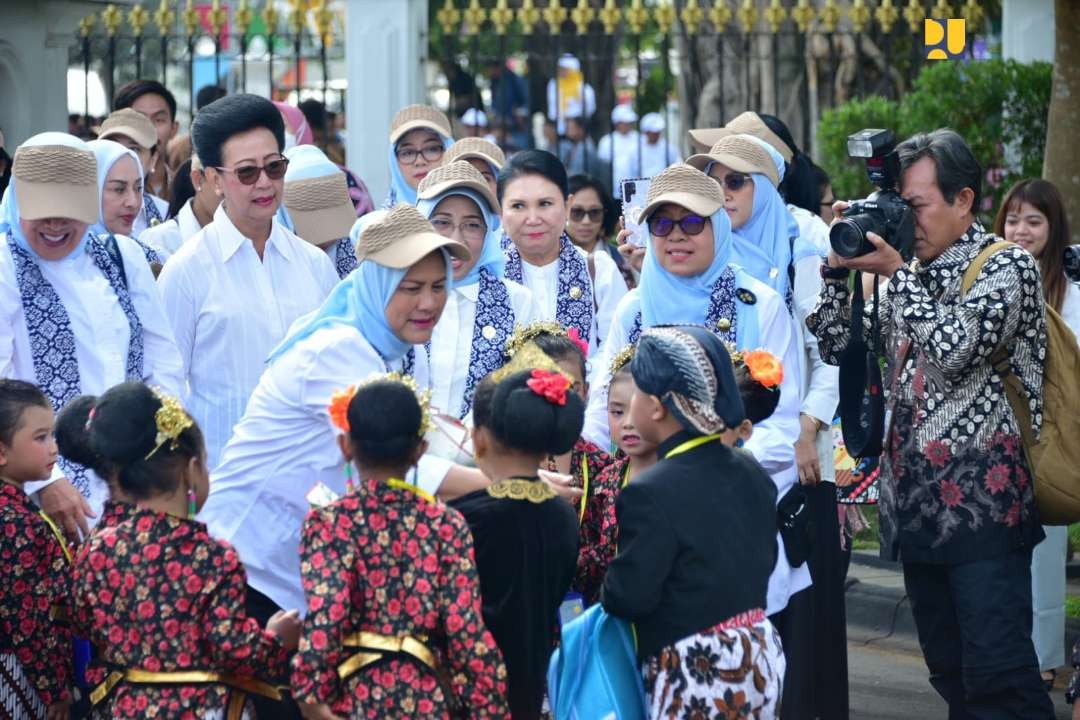 Penasihat Dharma Wanita Persatuan (DWP) Kementerian PUPR, Kartika Basuki Hadimuljono (kanan) mendampingi Ibu Negara Iriana Jokowi bermain dengan siswa TK dan SD serta edukasi perilaku sehat. (Foto: Dokumentasi PUPR)