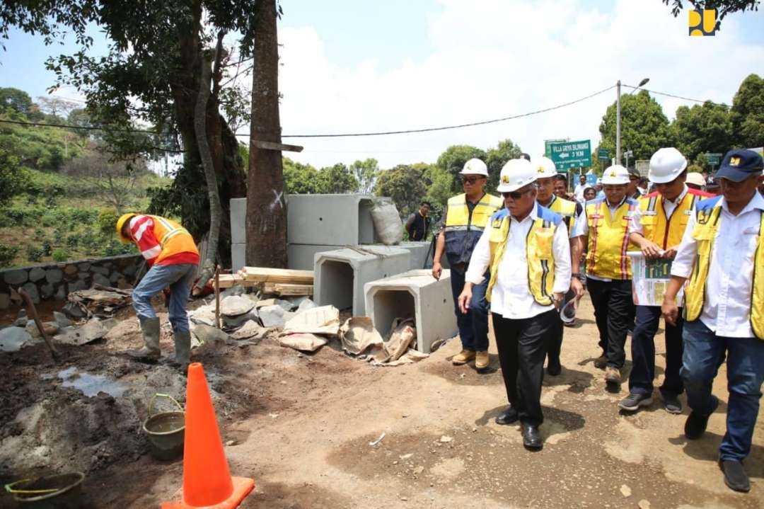 Menteri Pekerjaan Umum dan Perumahan Rakyat (PUPR) Basuki Hadimuljono bersama Anggota Komisi V DPR RI Mulyadi meninjau dimulainya perbaikan jalan jalur alternatif wisatawan menuju Puncak Bogor, Jawa Barat. (Foto: Dokumentasi Kementerian PUPR)