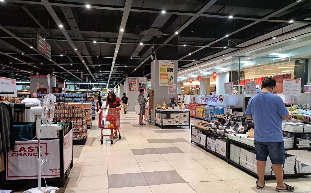 Suasana Lotte Mart Pakuwon ramai dikunjungi pembeli. (Foto: Pita Sari/Ngopibareng.id)