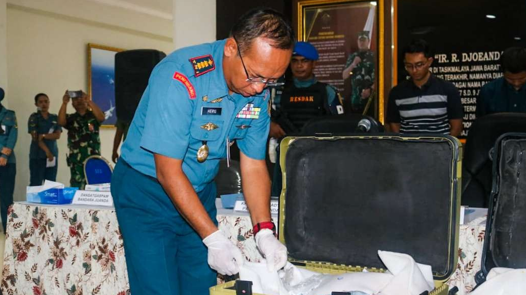 Komandan Lanudal Juanda Kolonel Laut Heru Prasetyo saat menunjukkan benih lobster. (Foto: Aini Arifin/Ngopibareng.id)