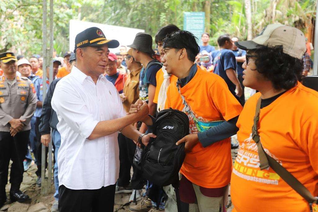 Menteri Koordinator Bidang Pembangunan Manusia dan Kebudayaan (Menko PMK) Muhadjir Effendy,  dalam Aksi Nyata Revolusi Mental Bersih Gunung Gede Pangrango, Selasa 19 September 2023. (Foto: Dok. Humas Kemenko PMK)